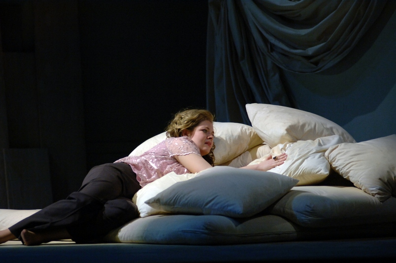 jessicajones.performing.as.fiordiligi